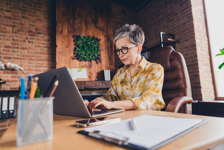 An investor looking up how a real estate investment group (REIG) works.