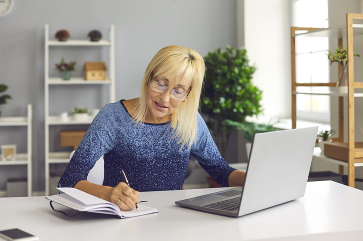 A homeowner comparing the benefits and drawbacks of a closed-end second mortgage.