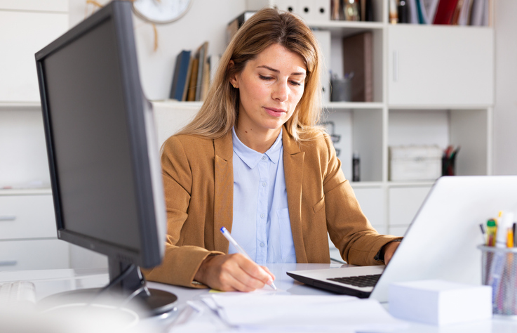 A real estate investor looking up different types of fee simple ownership.