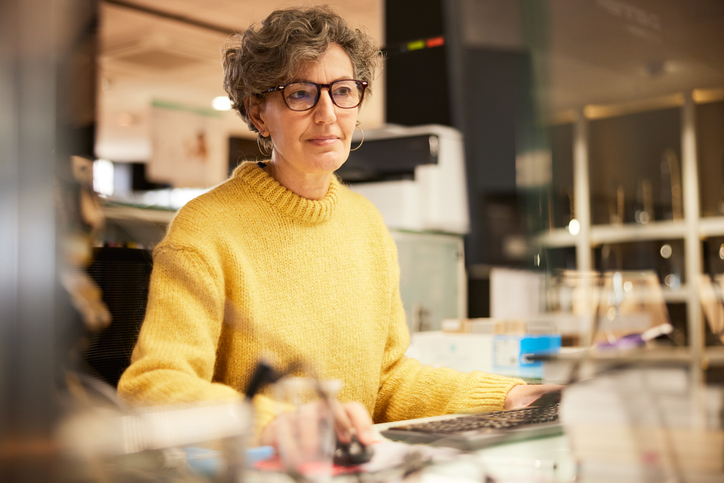 A woman filing her taxes online.