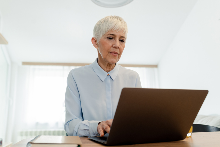 A woman looking up what percentage of retirees have $3 million saved.