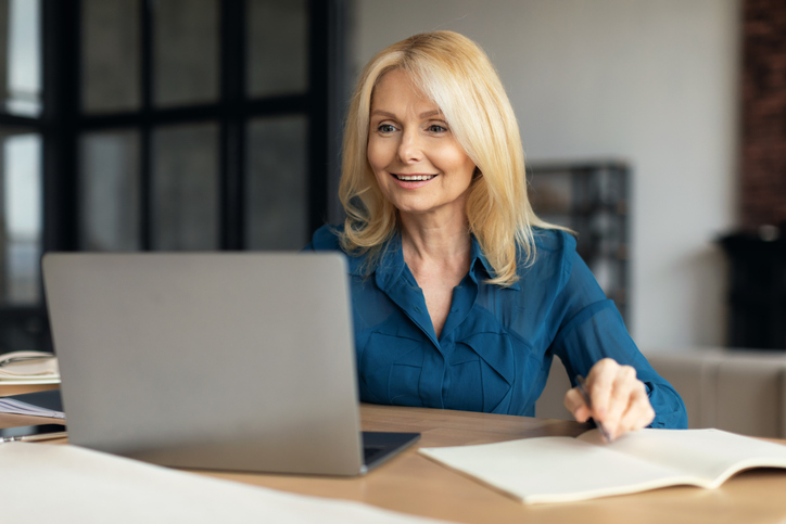 A taxpayer filing her taxes online.