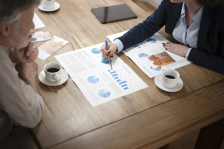 An advisor creates a retirement plan for a client.