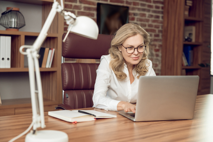 A woman looking up what percentage of retirees actually have $4 million.
