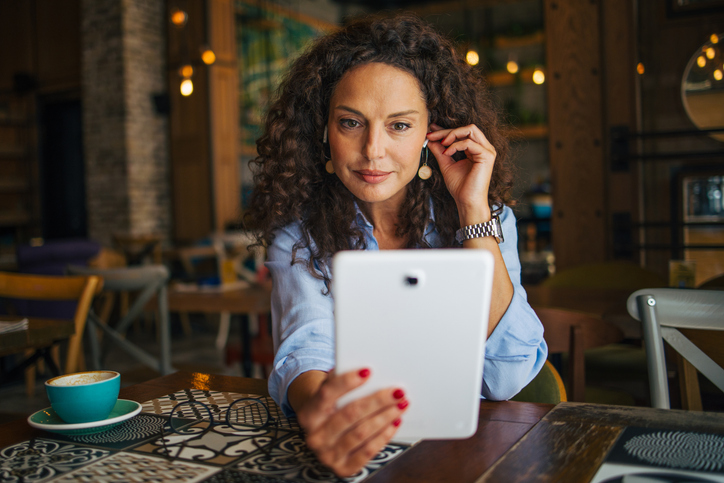 An accredited investor speaking to her financial advisor about investment opportunities.