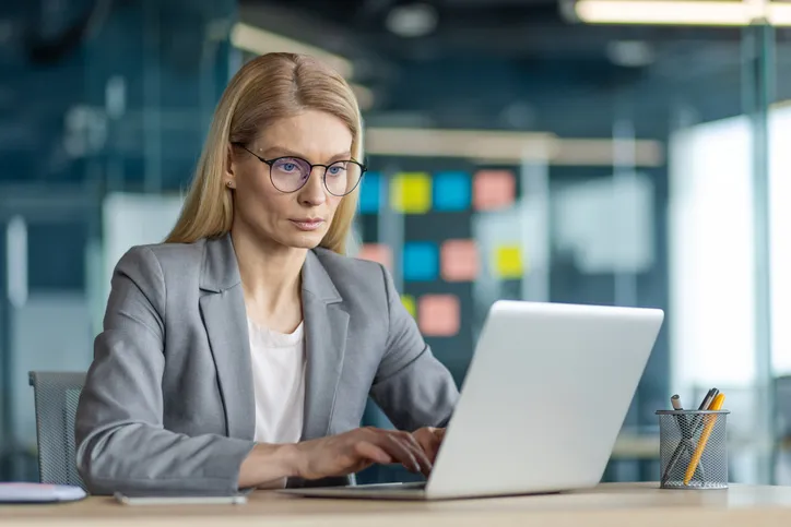 A woman looking up how to use the 25x retirement rule.