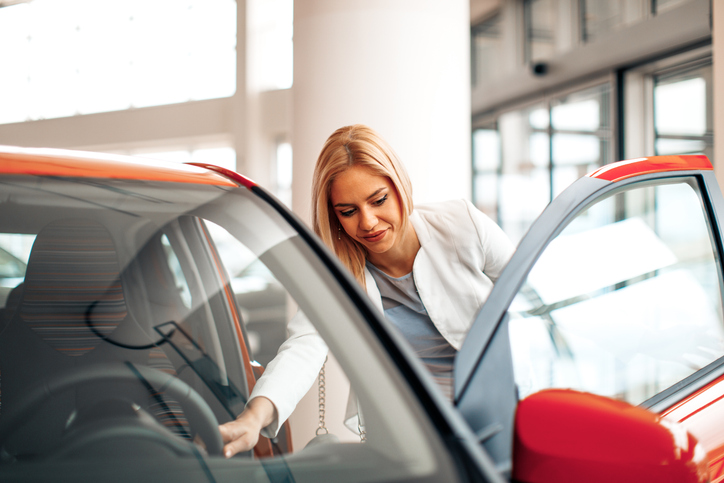 A woman deciding whether she should lease or buy a car.