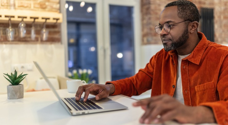 A taxpayer calculating his earned income.