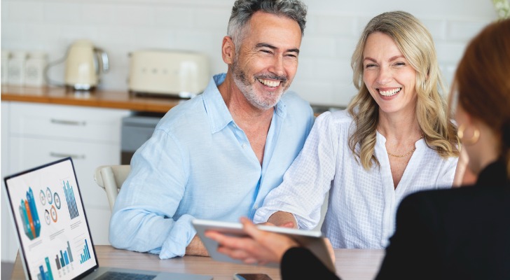 A financial advisor discussing dividend investments with early retirees.