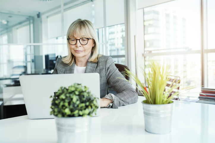 An advisor comparing financial advisor salaries for those with 10 years of experience.