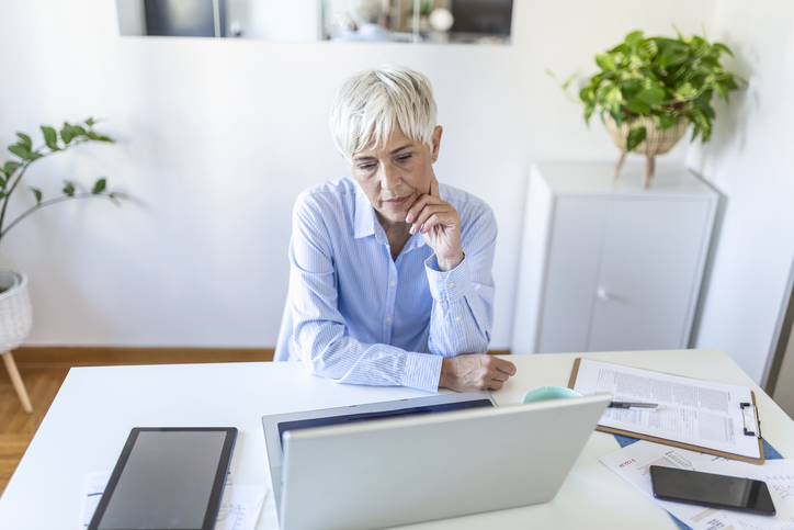 An investor evaluating different inverse gold ETFs.