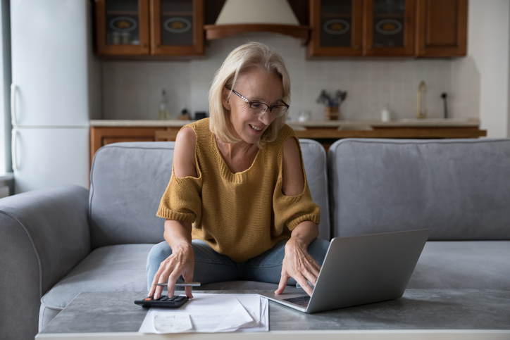 A client talking with her financial advisor online.
