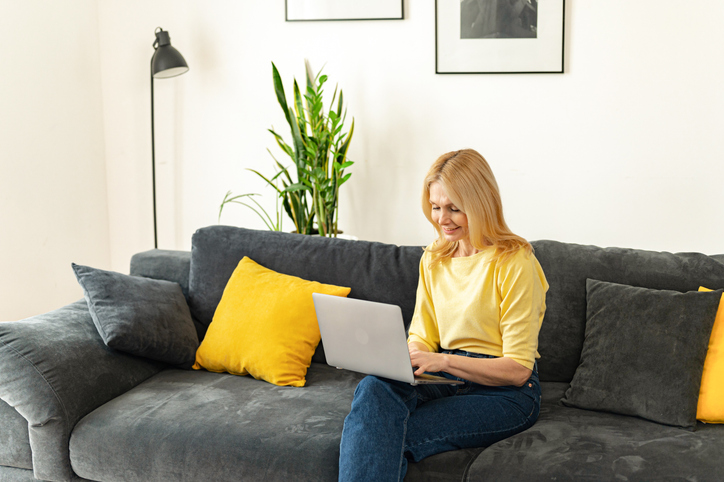 A taxpayer filing her taxes online.