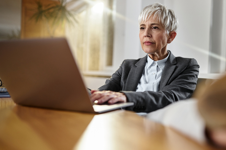 An advisor researching financial advisor salary ranges.