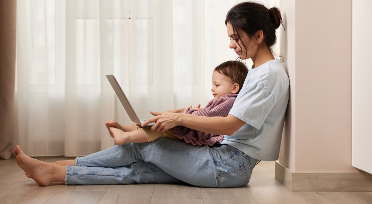 A mother researching stock market investing tips online.