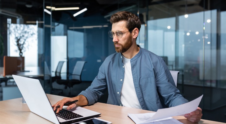 A financial advisor setting up an email blast for prospecting.