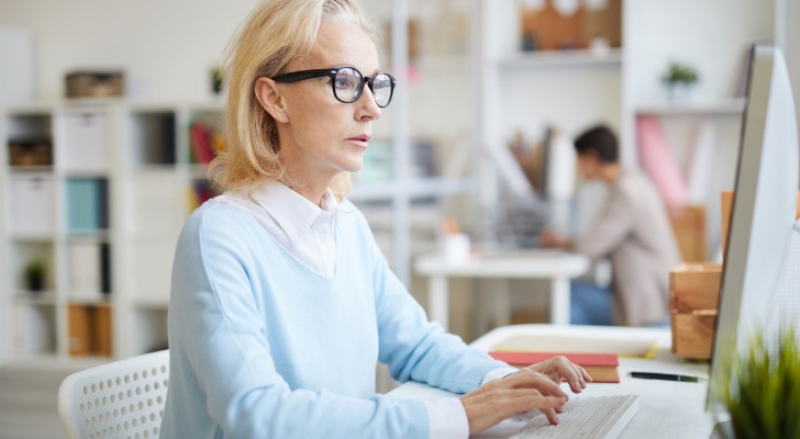 A woman creating a withdrawal rate for her retirement savings.
