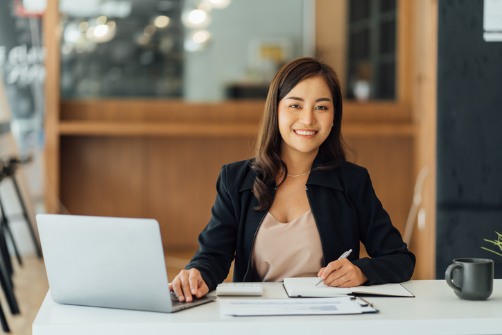 A financial advisor helping a client develop a tax strategy.